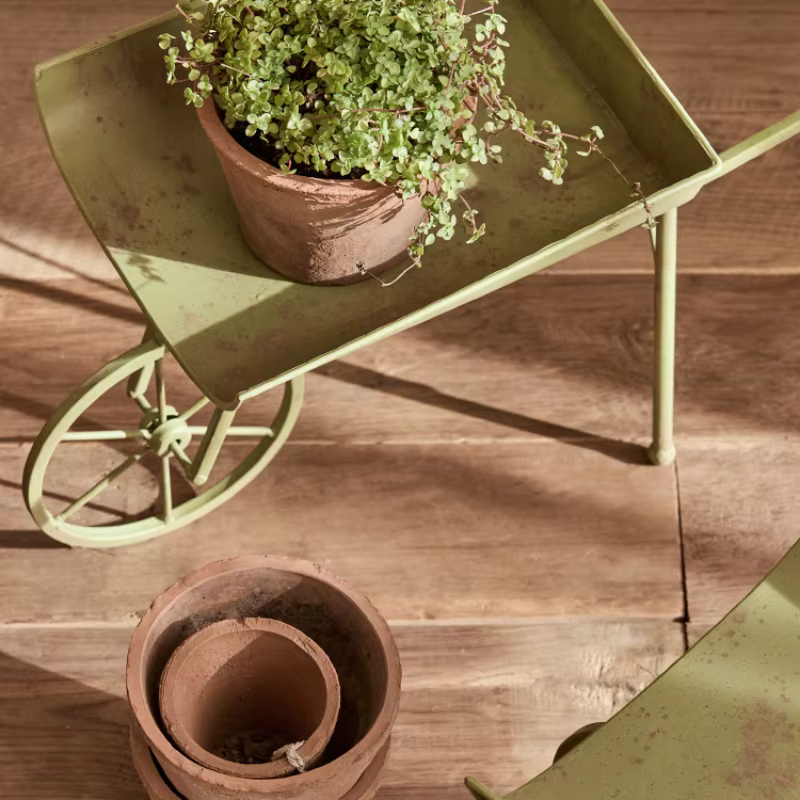 Pots de fleurs en fer vintage