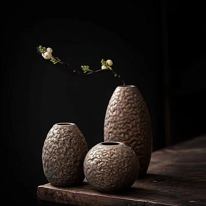 Vase en céramique vintage doré pour la décoration intérieure