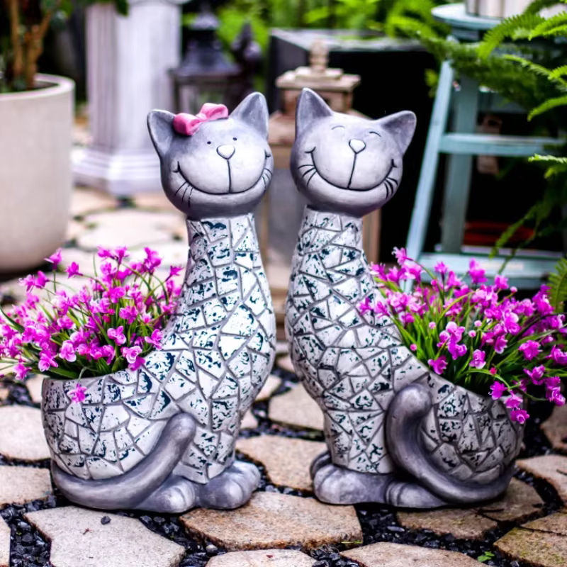 Pot de fleur en forme de chat en plein air