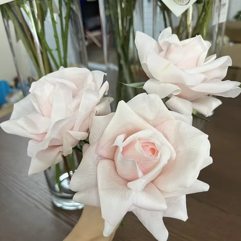 Roses artificielles hydratantes au toucher réel