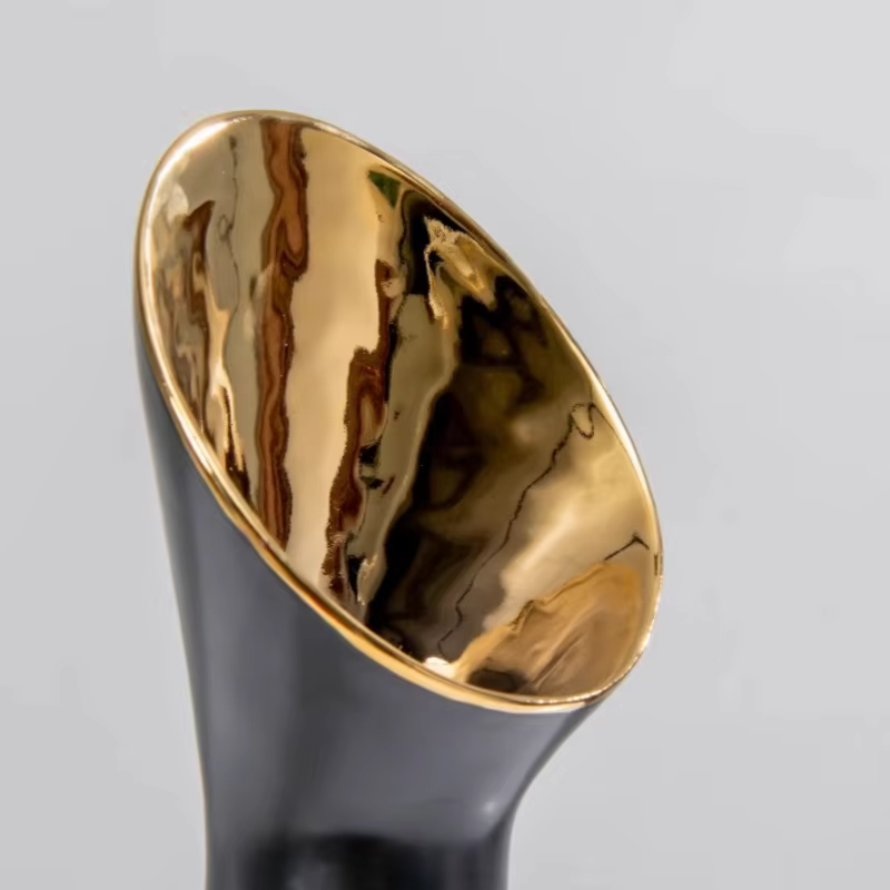 Vase en céramique trompette dorée