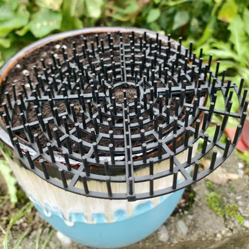 Protecteur de sol pour pot de plantes à double usage avec grilles découpées à pointes