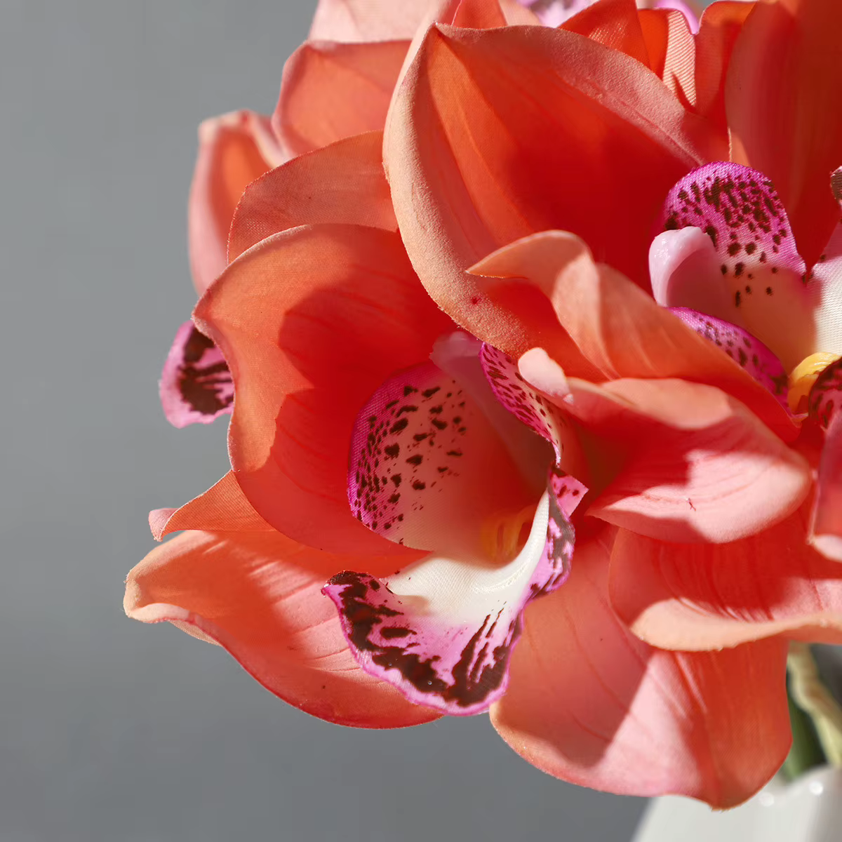 Bouquet de fleurs artificielles en soie Cymbidium 4 têtes sensation d'hydratation orchidée papillon décor de mariage de