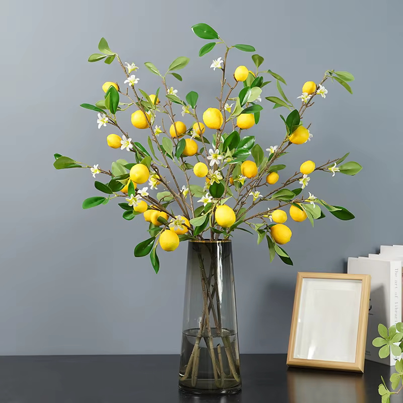Citron jaune avec des fleurs blanches