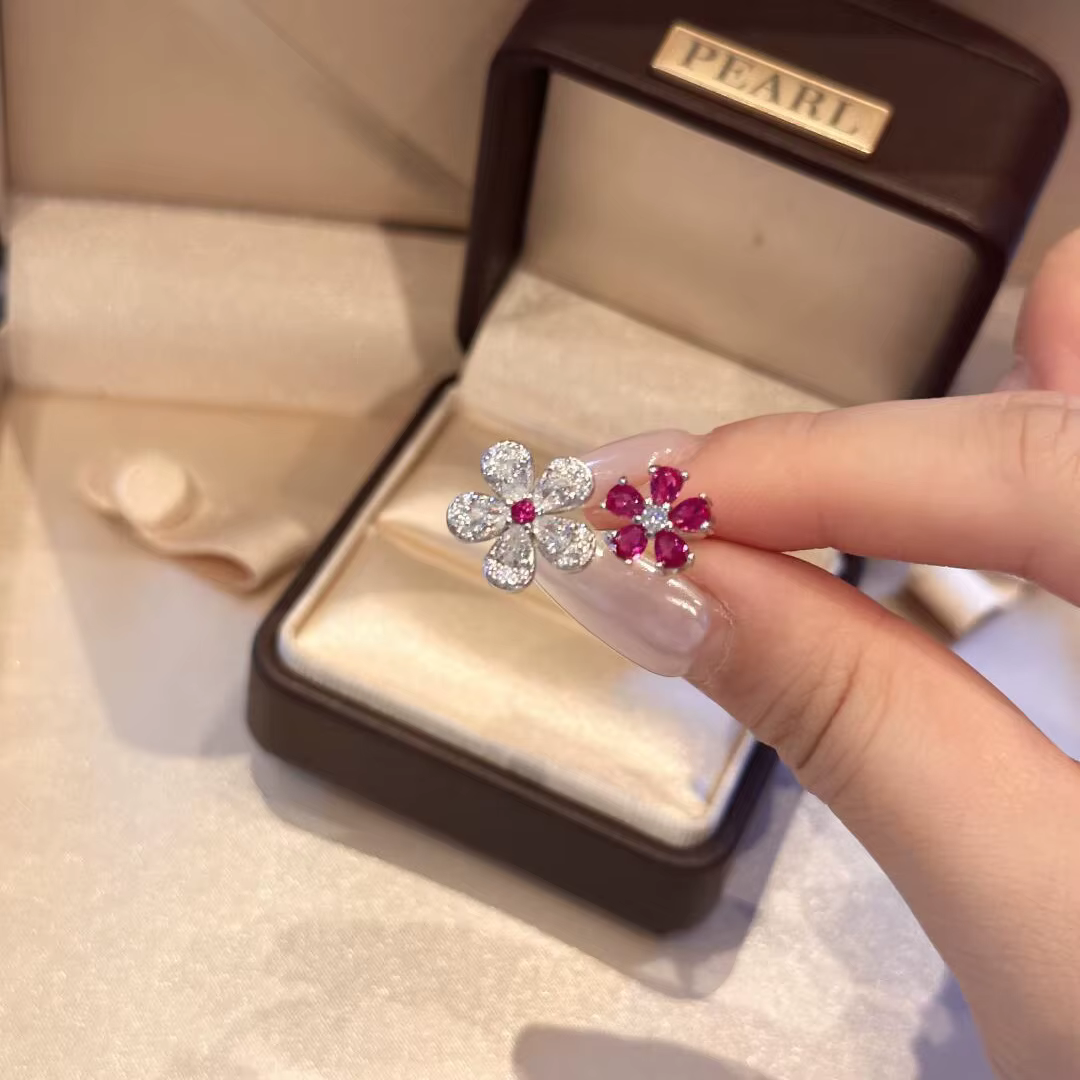 Bagues éblouissantes en argent 925 de haute qualité pour femmes, bagues à fleurs rouges en diamant complet, bijoux légers de luxe et exquis, cadeaux