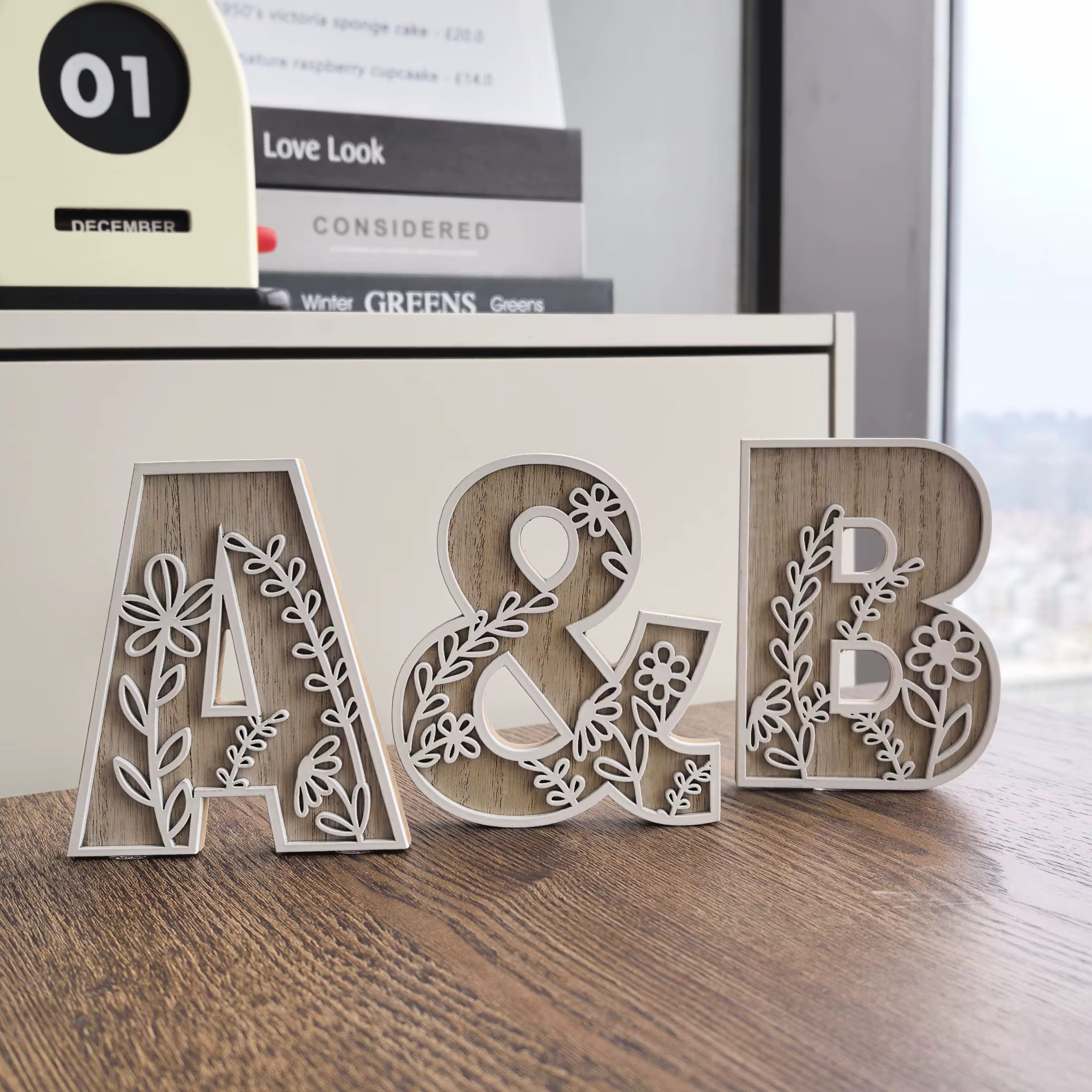 1 pièce de lettres de l'alphabet sculptées florales en bois rustique de 4.9 pouces