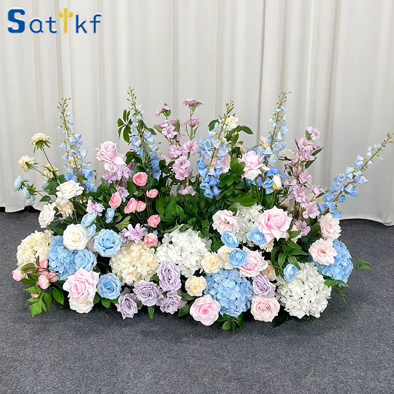 Composition florale bleue et rose en boule