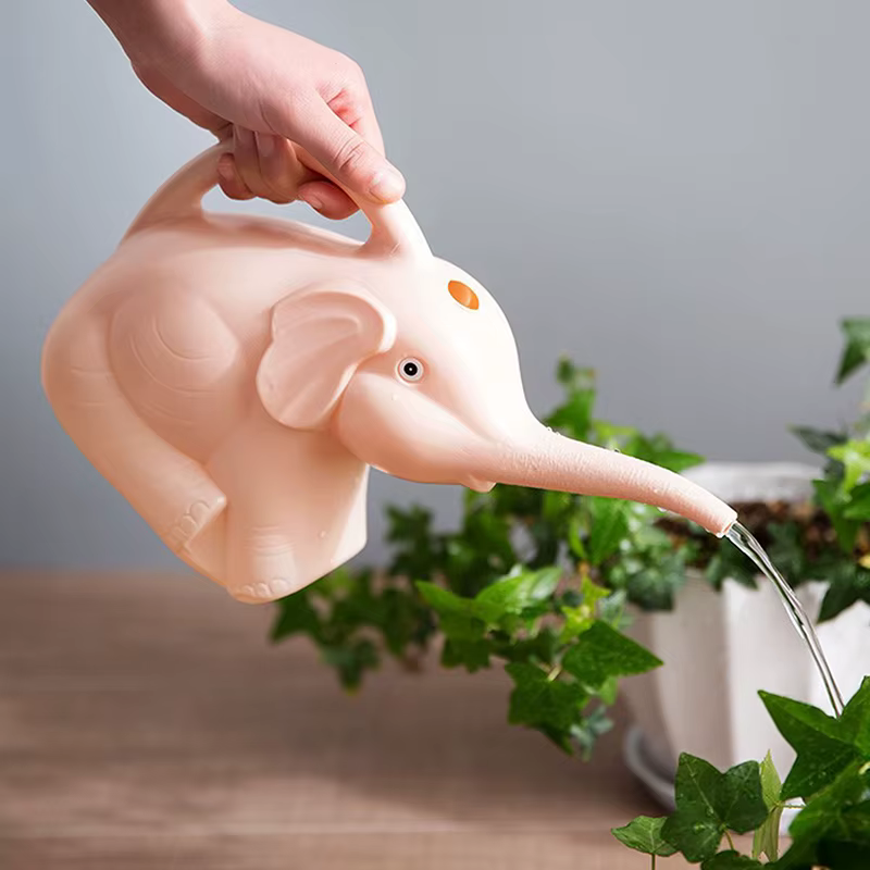 Arrosoir en plastique en forme d'éléphant