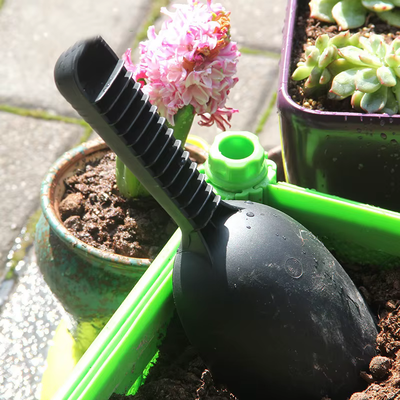 Pelle d'ameublissement du sol pour la plantation de fleurs