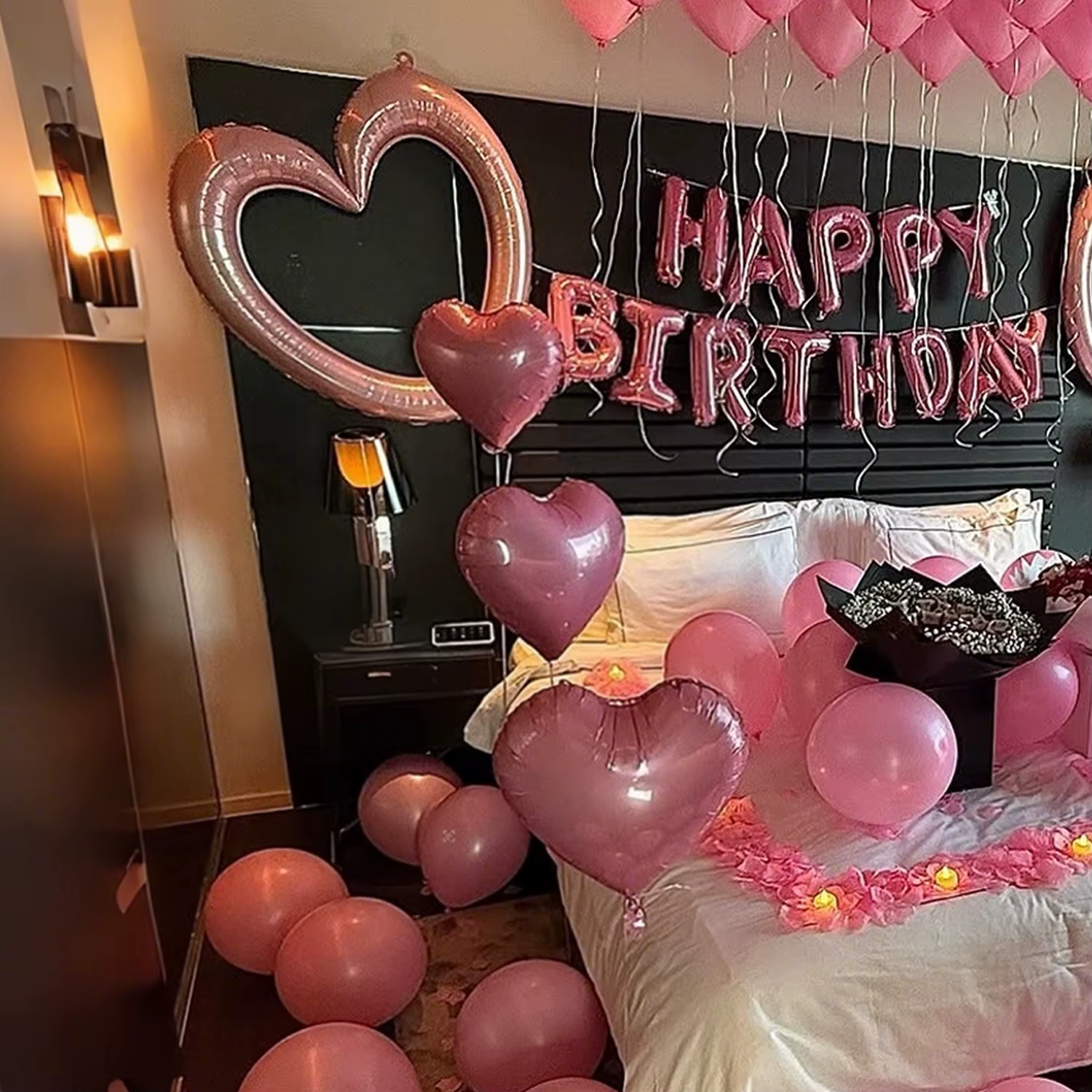 Ensemble de ballons roses Joyeux Anniversaire, pétales simulés roses, ballon en forme de cœur rose pour la décoration de fête d'anniversaire