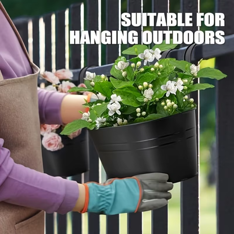 Pots de fleurs en fer avec trous et crochets de proximité