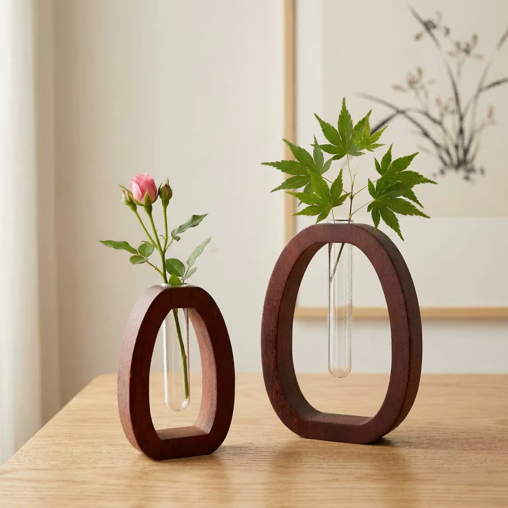 Petit vase en bois simple