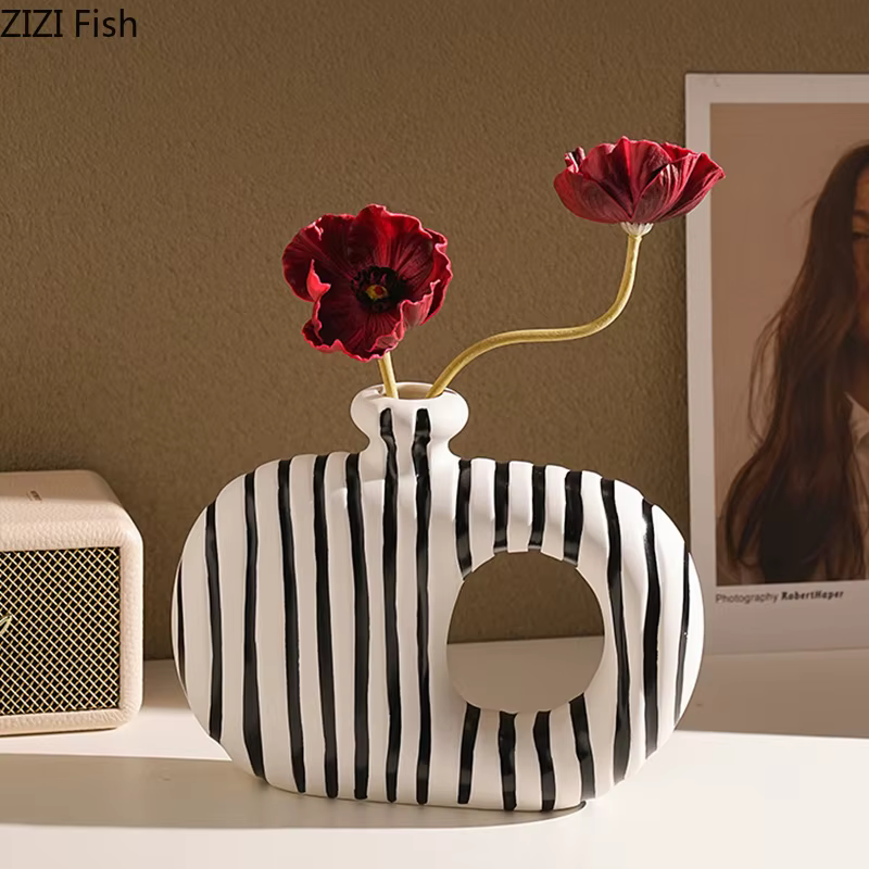 Vase en céramique à rayures zébrées