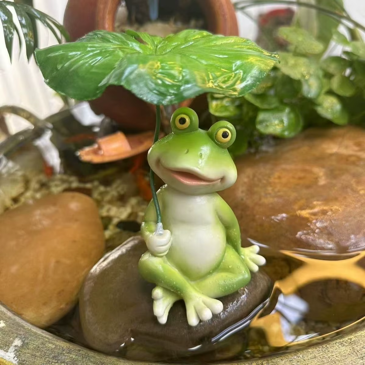 Figurine de grenouille sur feuille en résine