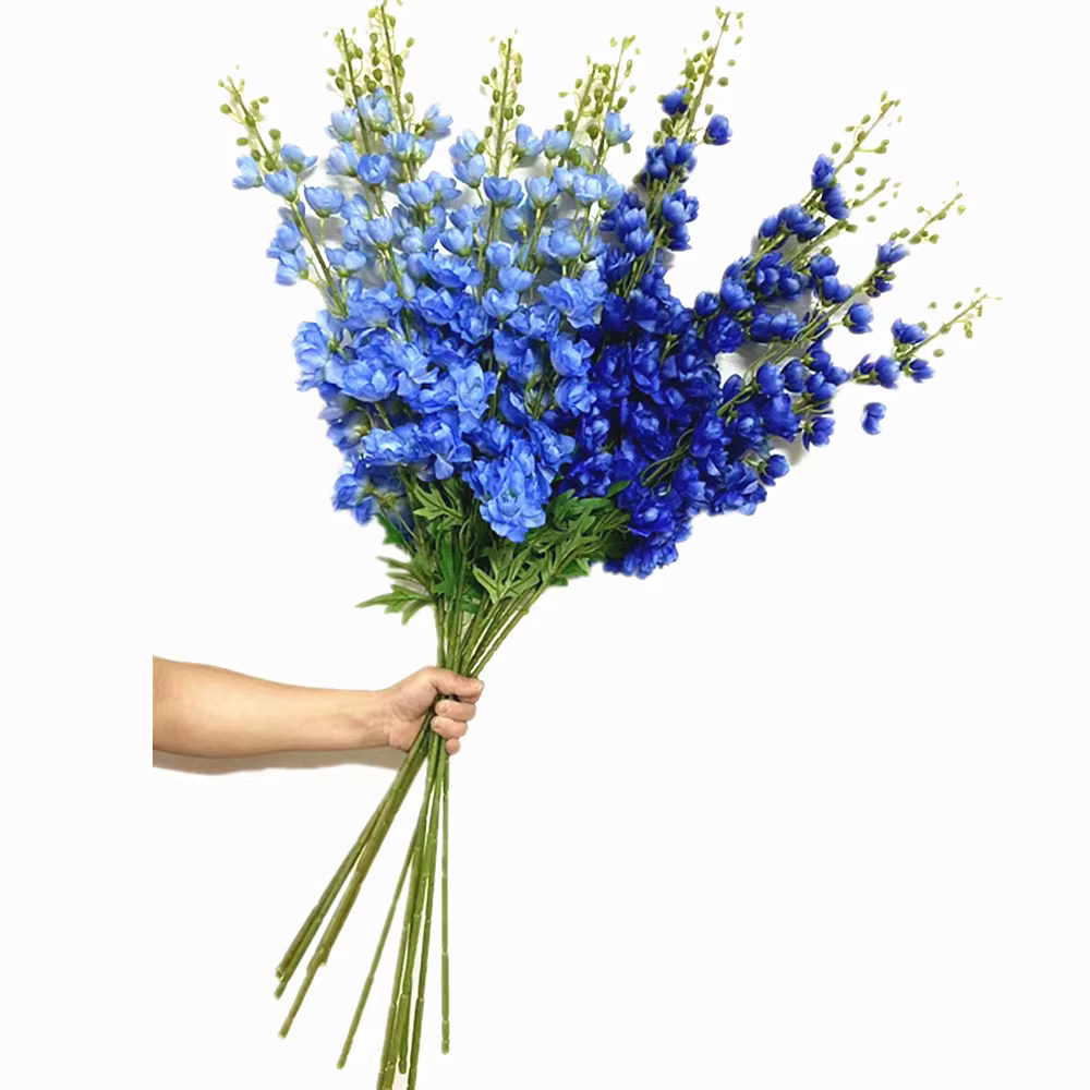 Une branche de fleur de Delphinium artificielle couleur bleue plante