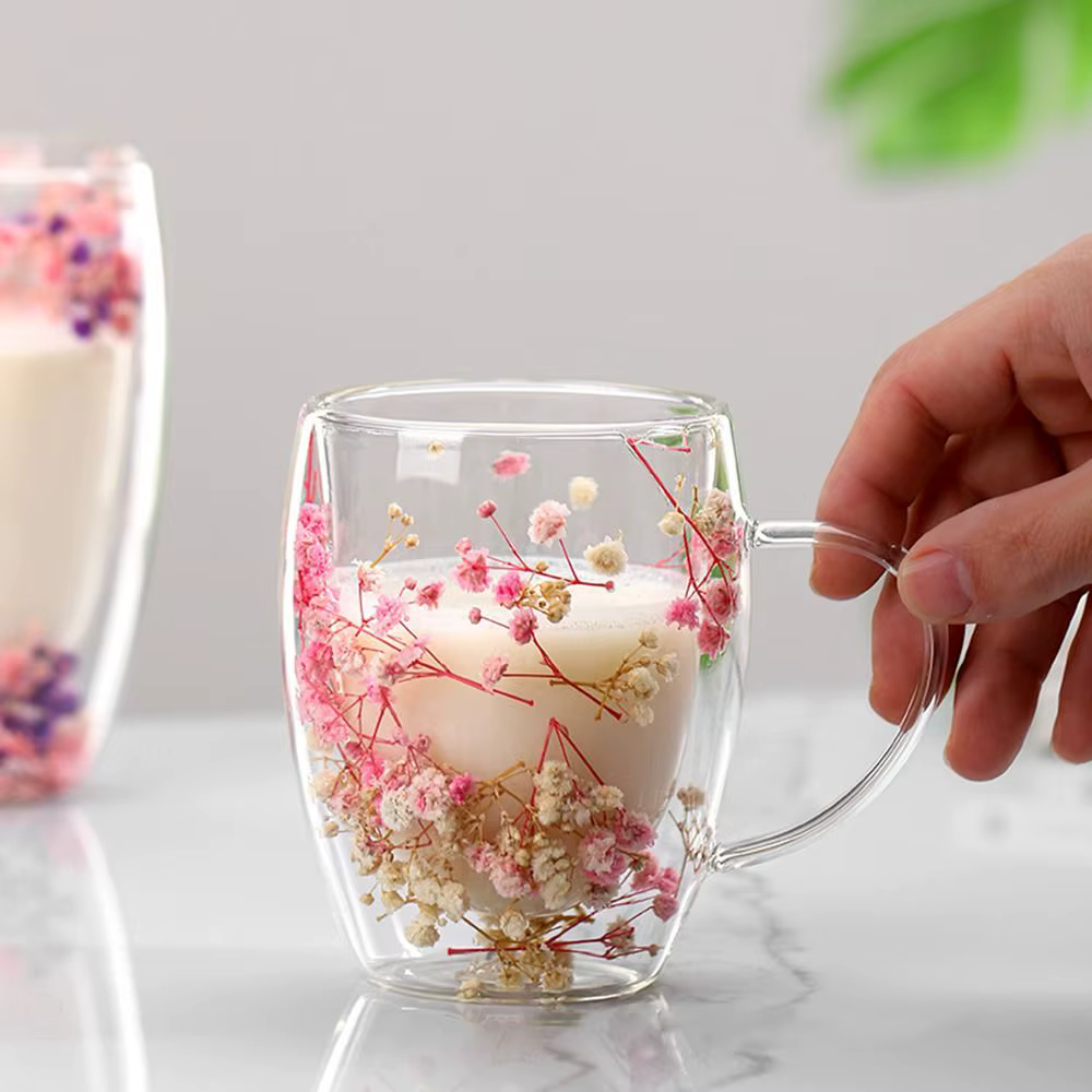 Tasse en verre à double paroi avec fleurs séchées