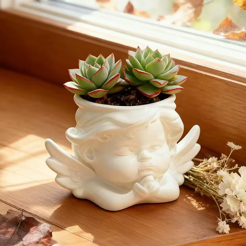 Joli pot de fleurs en forme d'ange