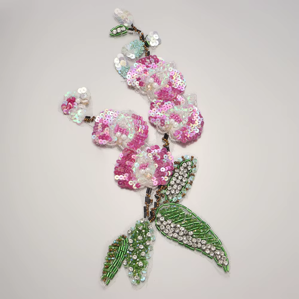 Fleur violette perlée en strass 3D faite à la main
