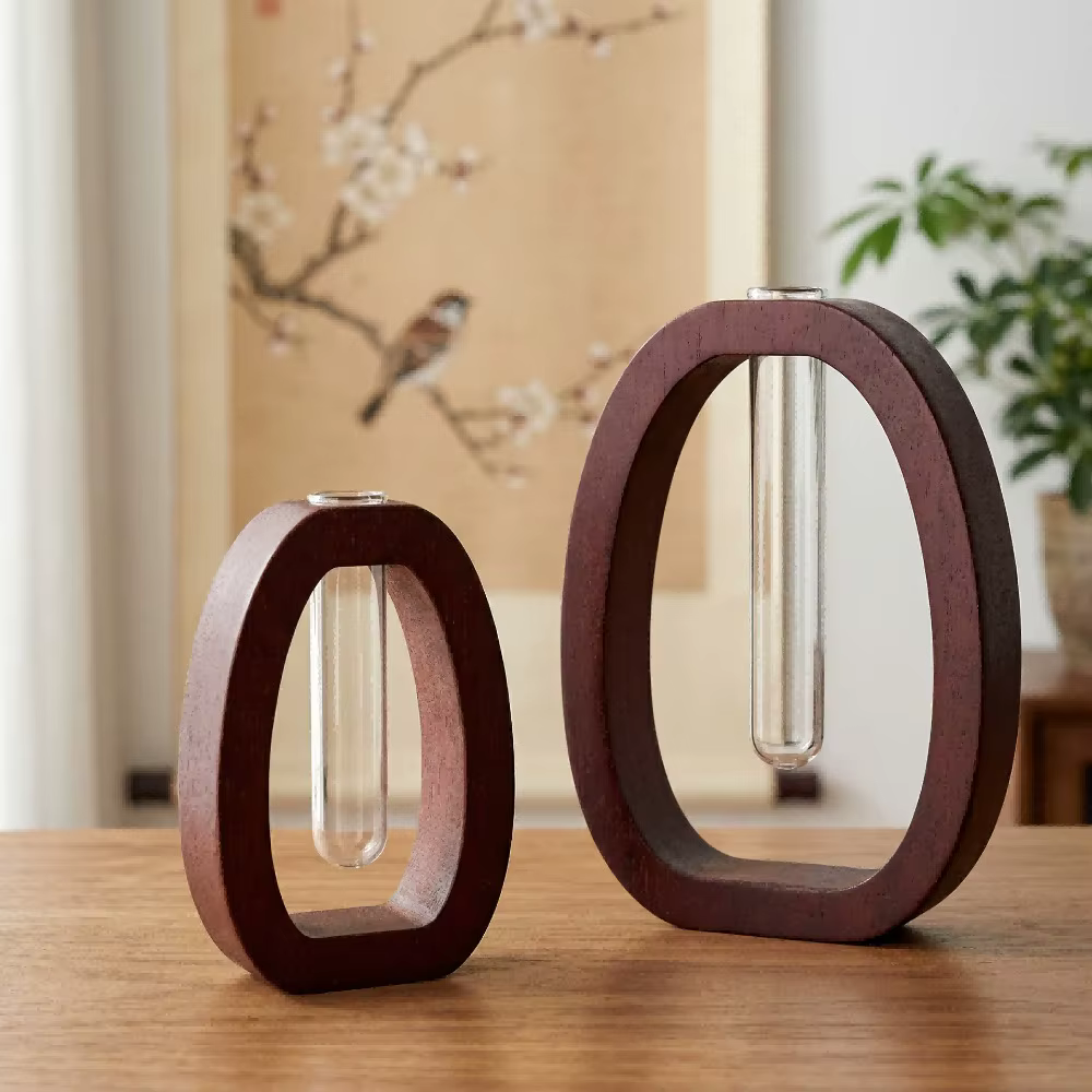 Petit vase en bois simple
