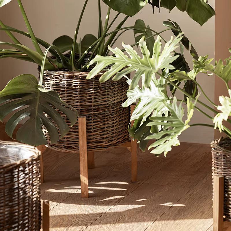 Grand panier de fleurs en bois et osier