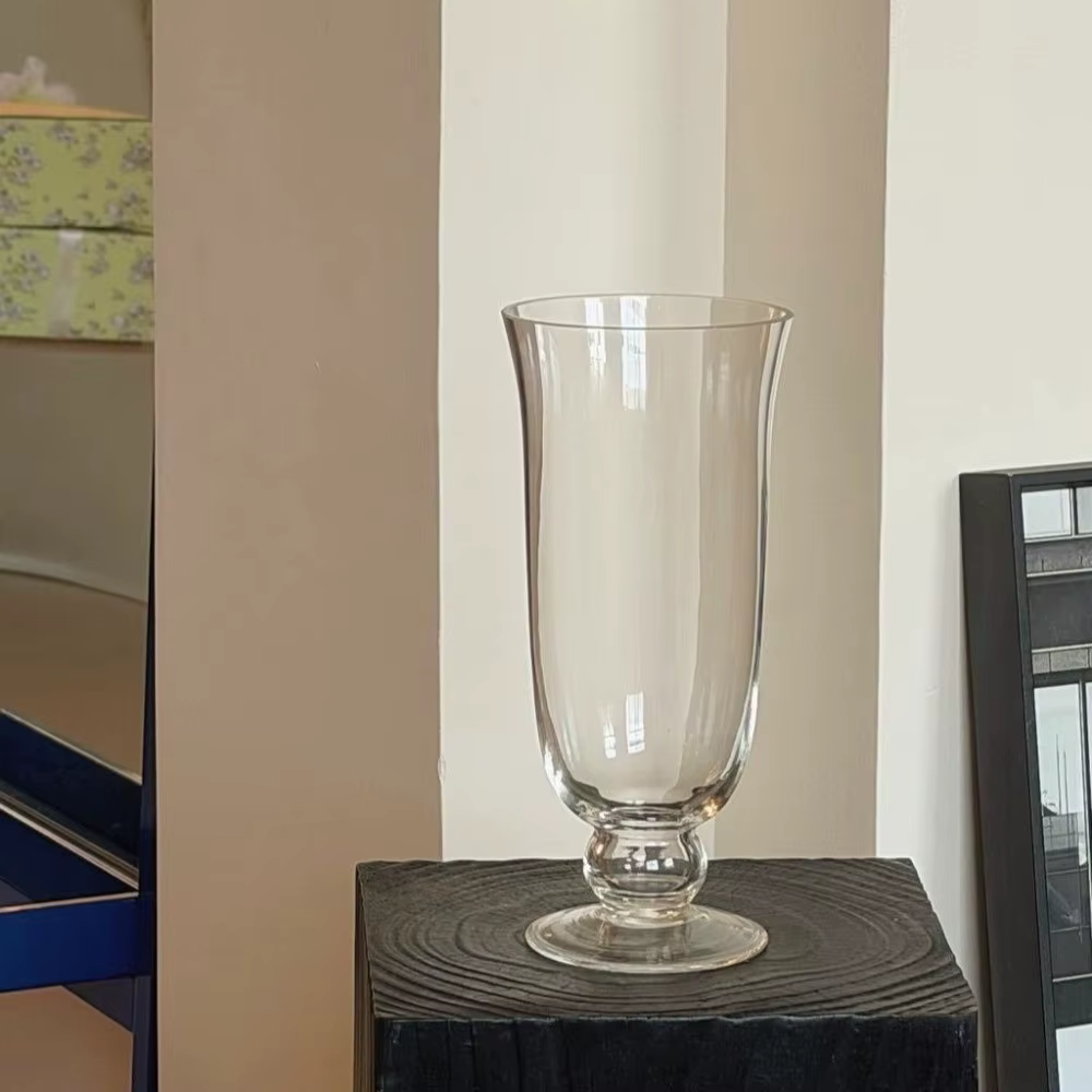 Vase à fleurs en verre transparent