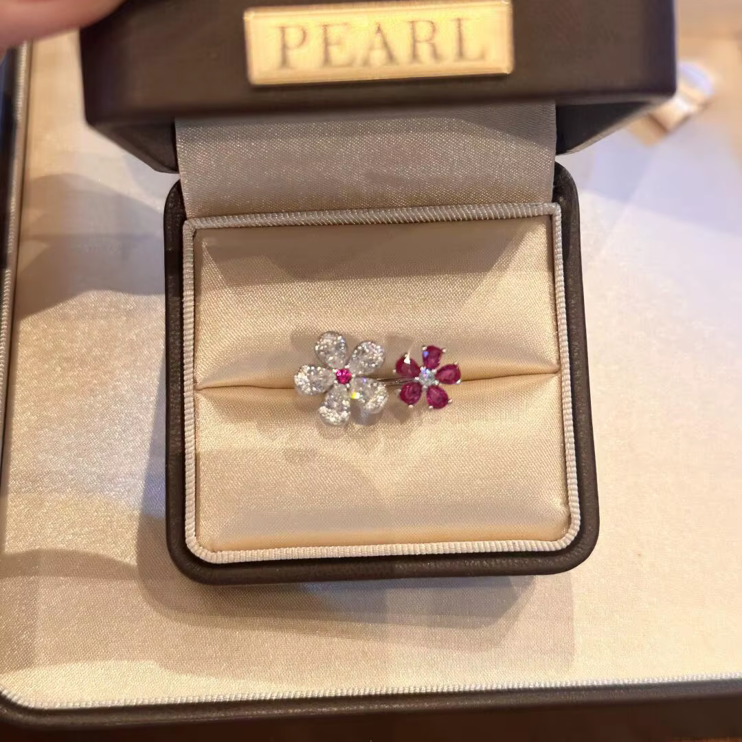 Bagues éblouissantes en argent 925 de haute qualité pour femmes, bagues à fleurs rouges en diamant complet, bijoux légers de luxe et exquis, cadeaux