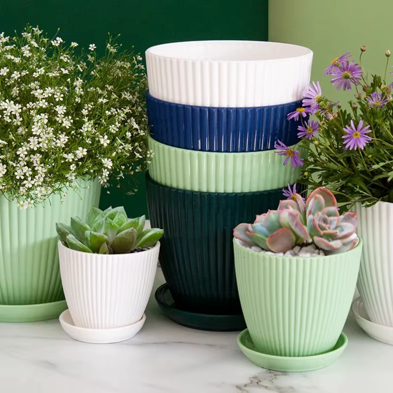 Pots de fleurs ronds en plastique avec plateau