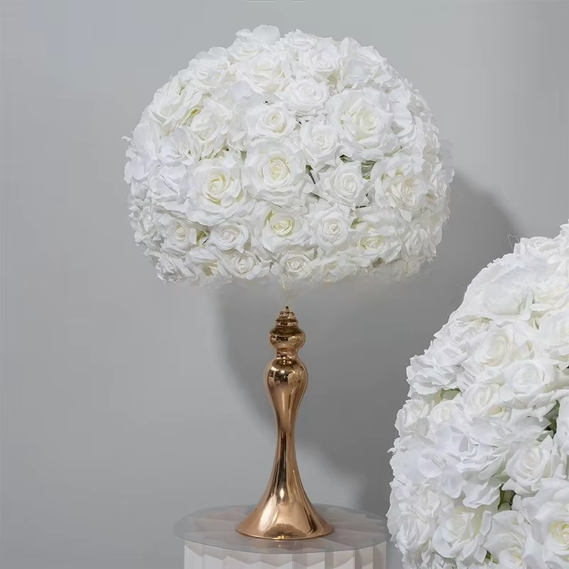 Nouvelles boules de fleurs de rêve ivoire exude le luxe dans les fenêtres d'exposition transformetent des tables de mariage en paramètres de banquet haut de gamme