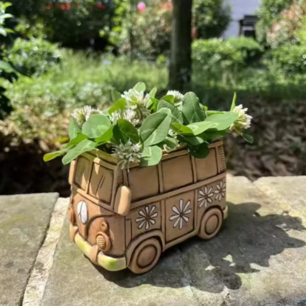 Pot de fleurs en forme de bus hippie rétro