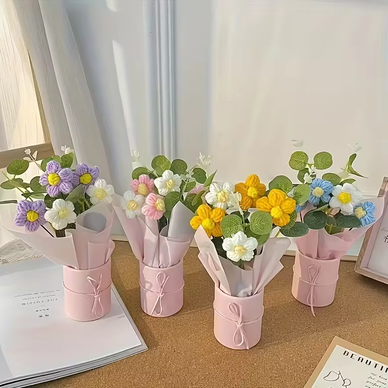 Bouquet fait main avec vase rose comprenant 5 fleurs au crochet
