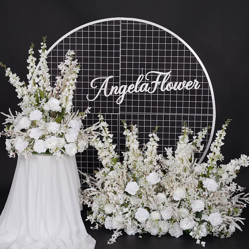 Rangée de fleurs de sol d'allée blanche de luxe