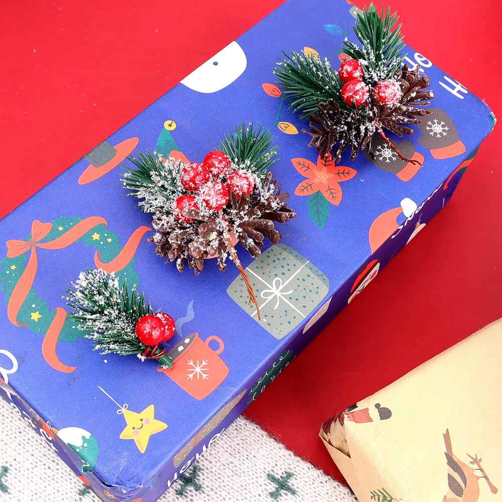 Branche artificielle de sapin avec baies et aiguilles