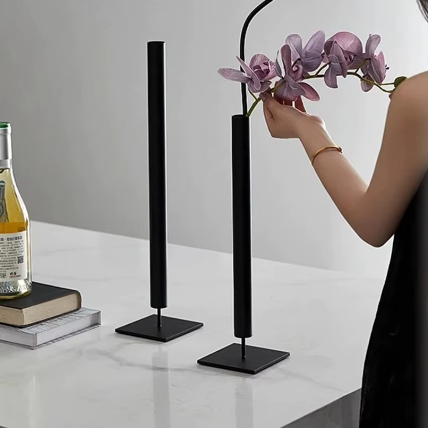 Vases à fleurs en métal