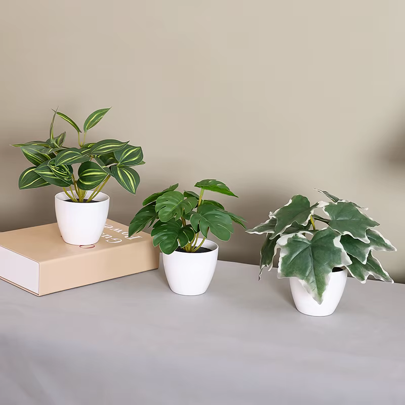 Plante verte artificielle en pot avec des feuilles de lierre vert
