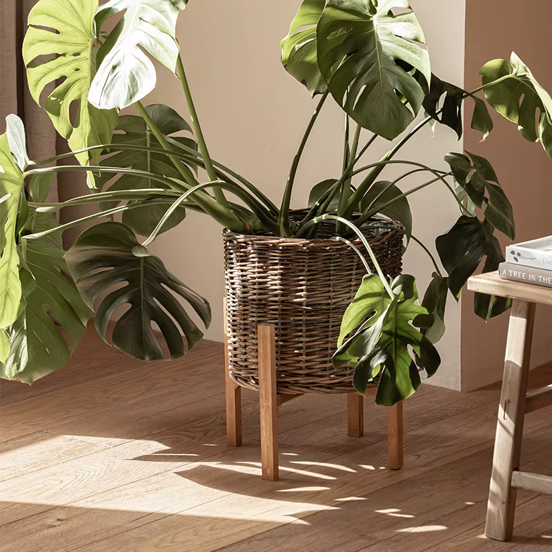 Grand panier de fleurs en bois et osier