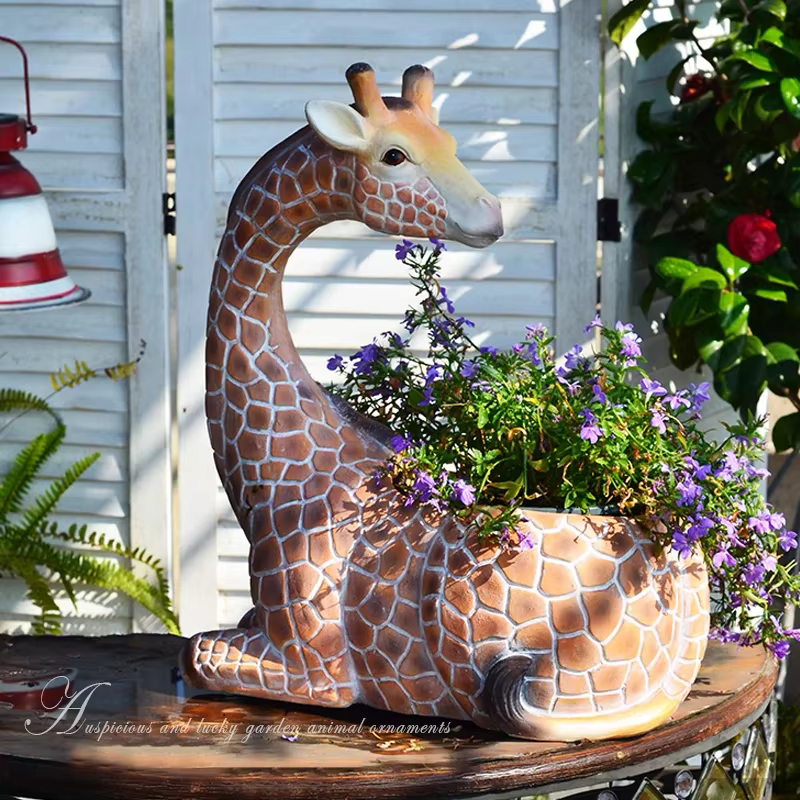Pots de fleurs de girafe mignons