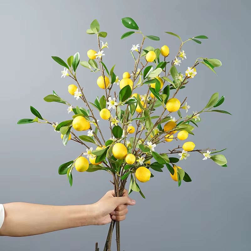 Citron jaune avec des fleurs blanches