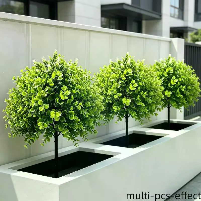 Plantes vertes artificielles sur piquet