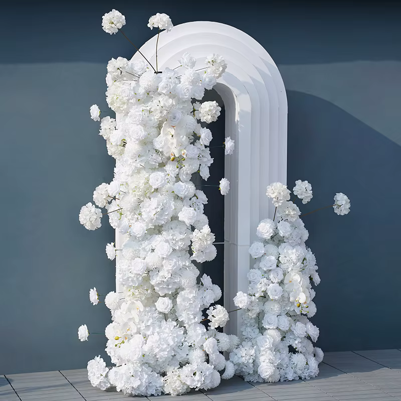 Chemin de pompons de Rose blanc pur