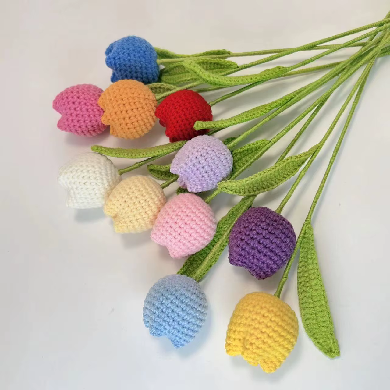 Bouquet de tulipes de fleurs tricotées