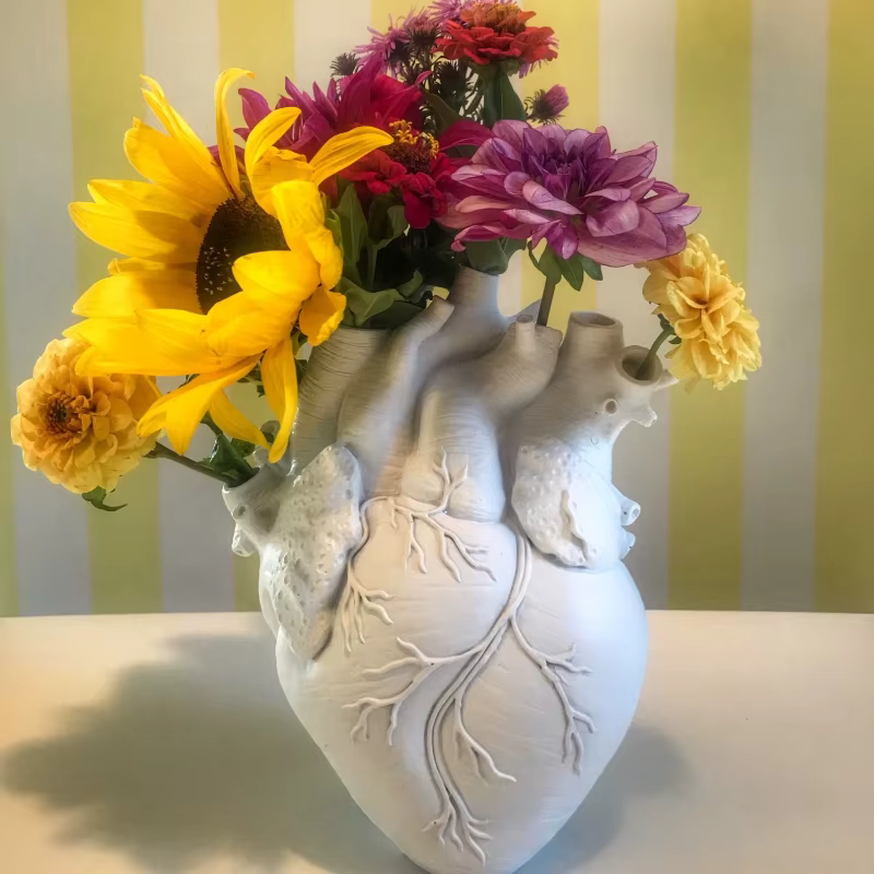 Vase à fleurs en forme de cœur anatomique