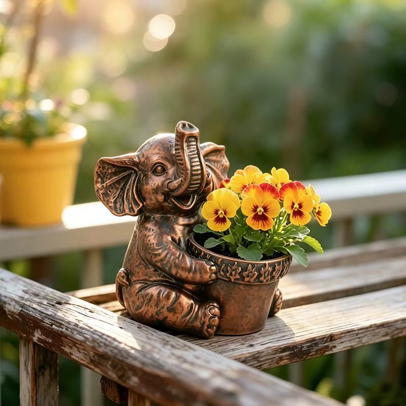 Statue de plante en forme d'éléphant vintage