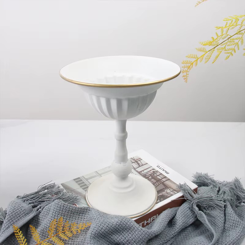 Pot de fleur en fer forgé blanc
