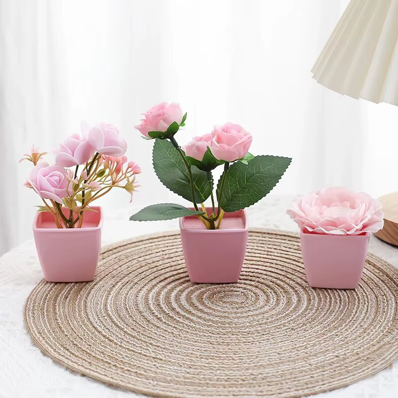 Plante en pot de roses à fleurs simulées