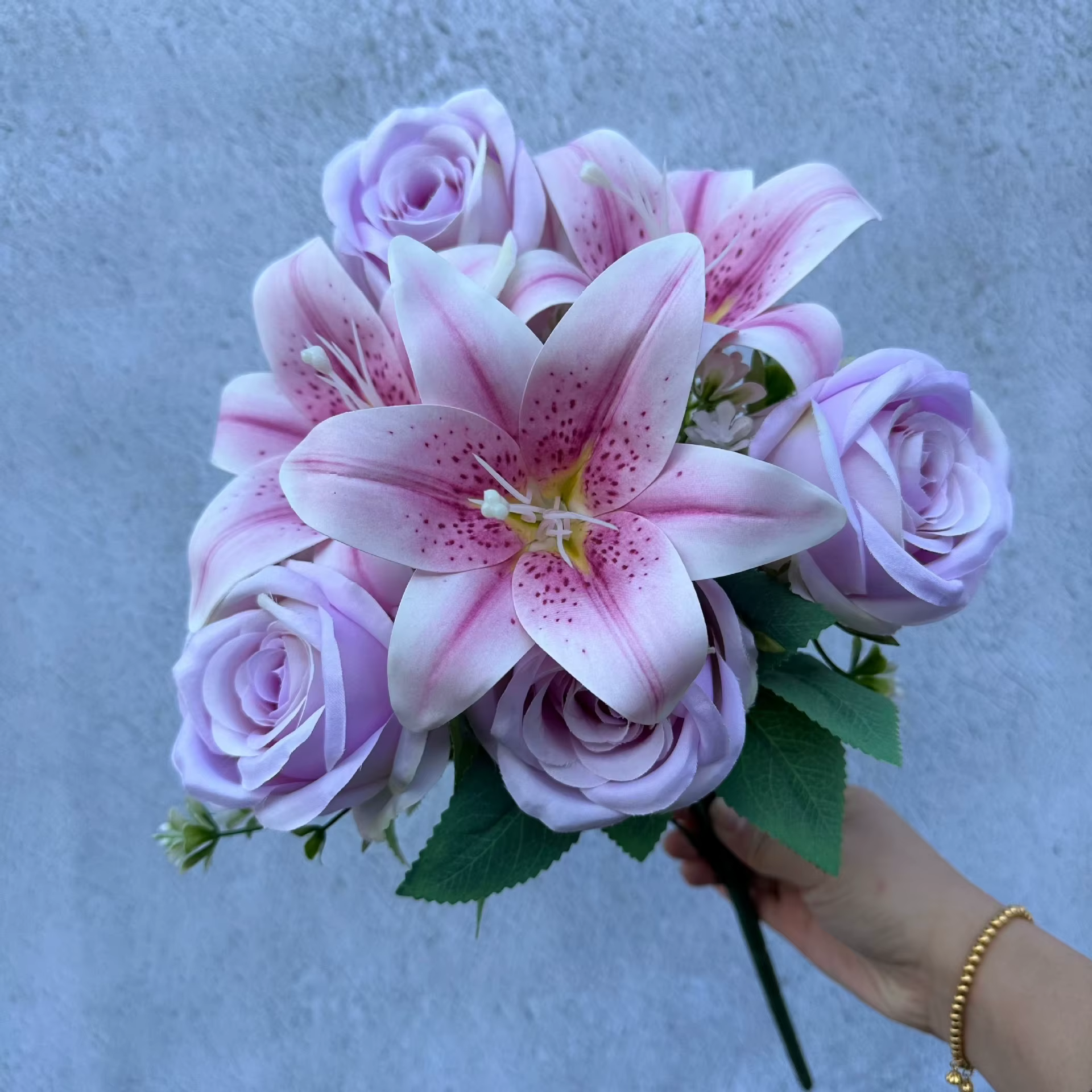 Bouquet de Couleurs Printanières : 9 Tiges de Roses et Lys Mixtes