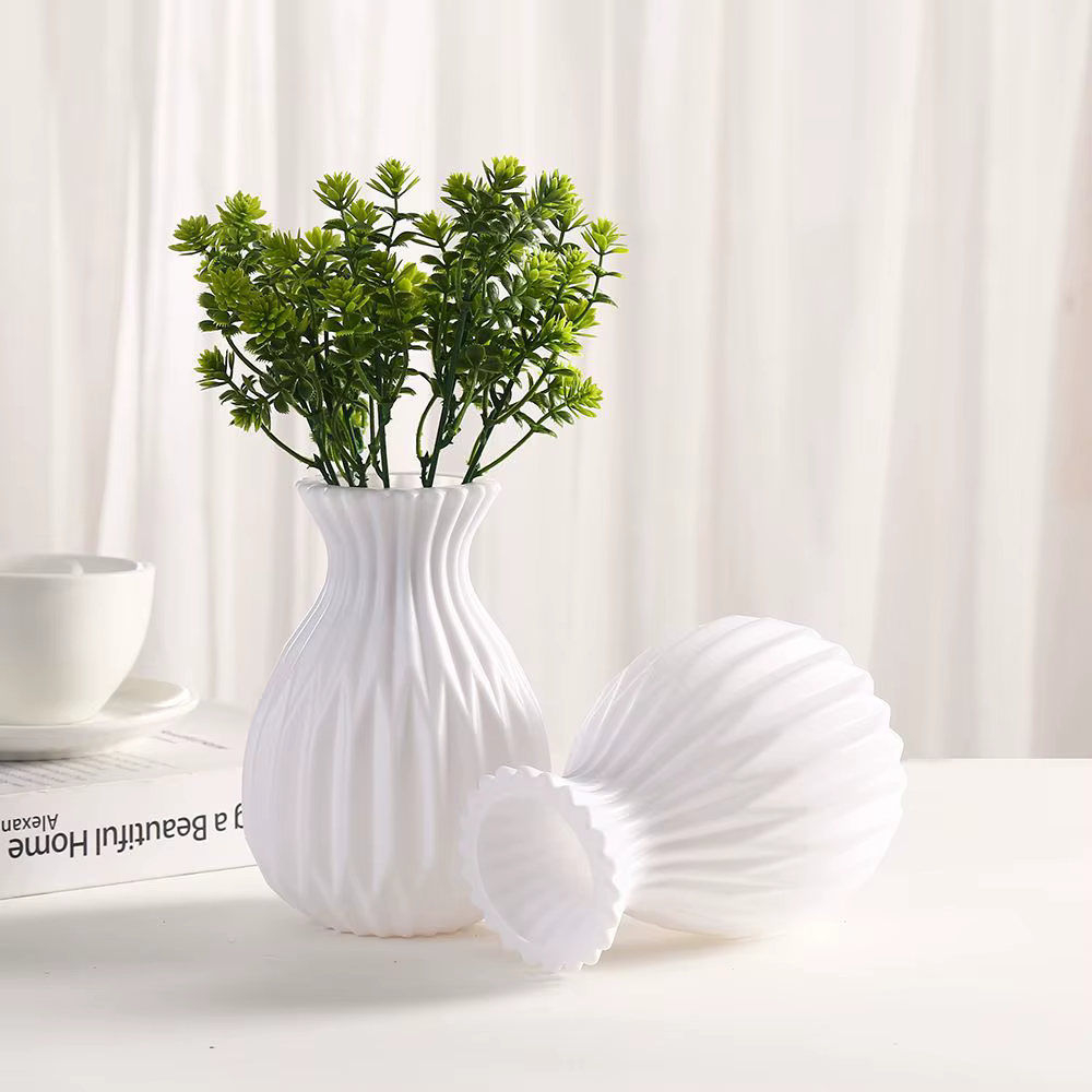 Vases en plastique blancs imitation céramique