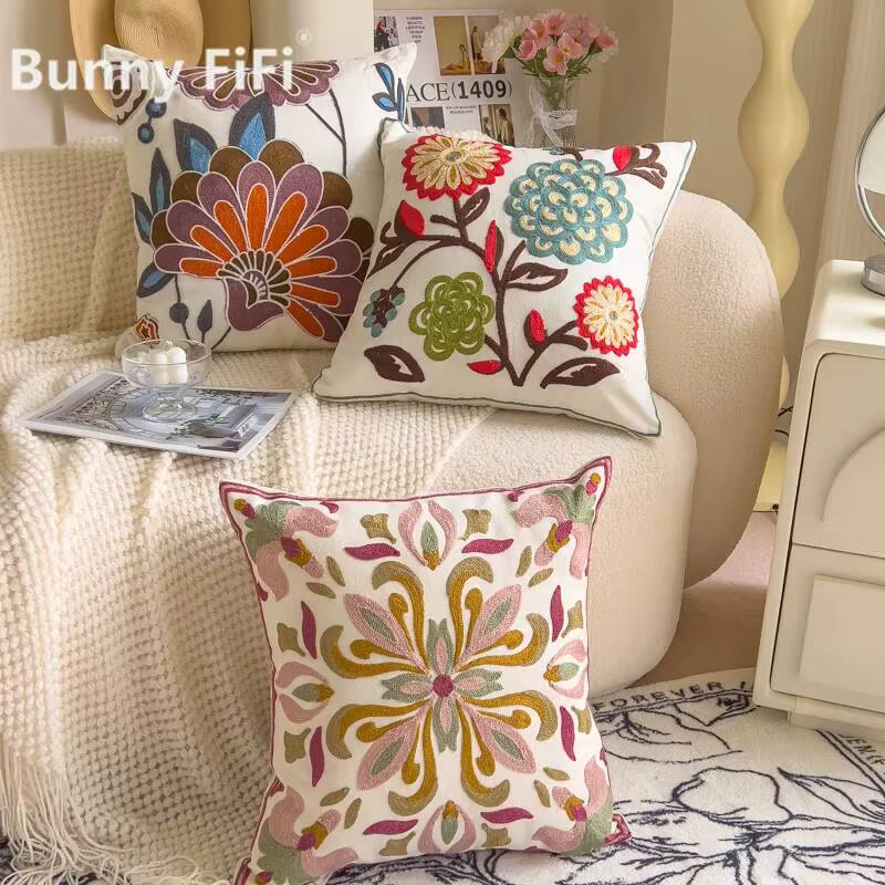 Housse de coussin brodée à motif floral