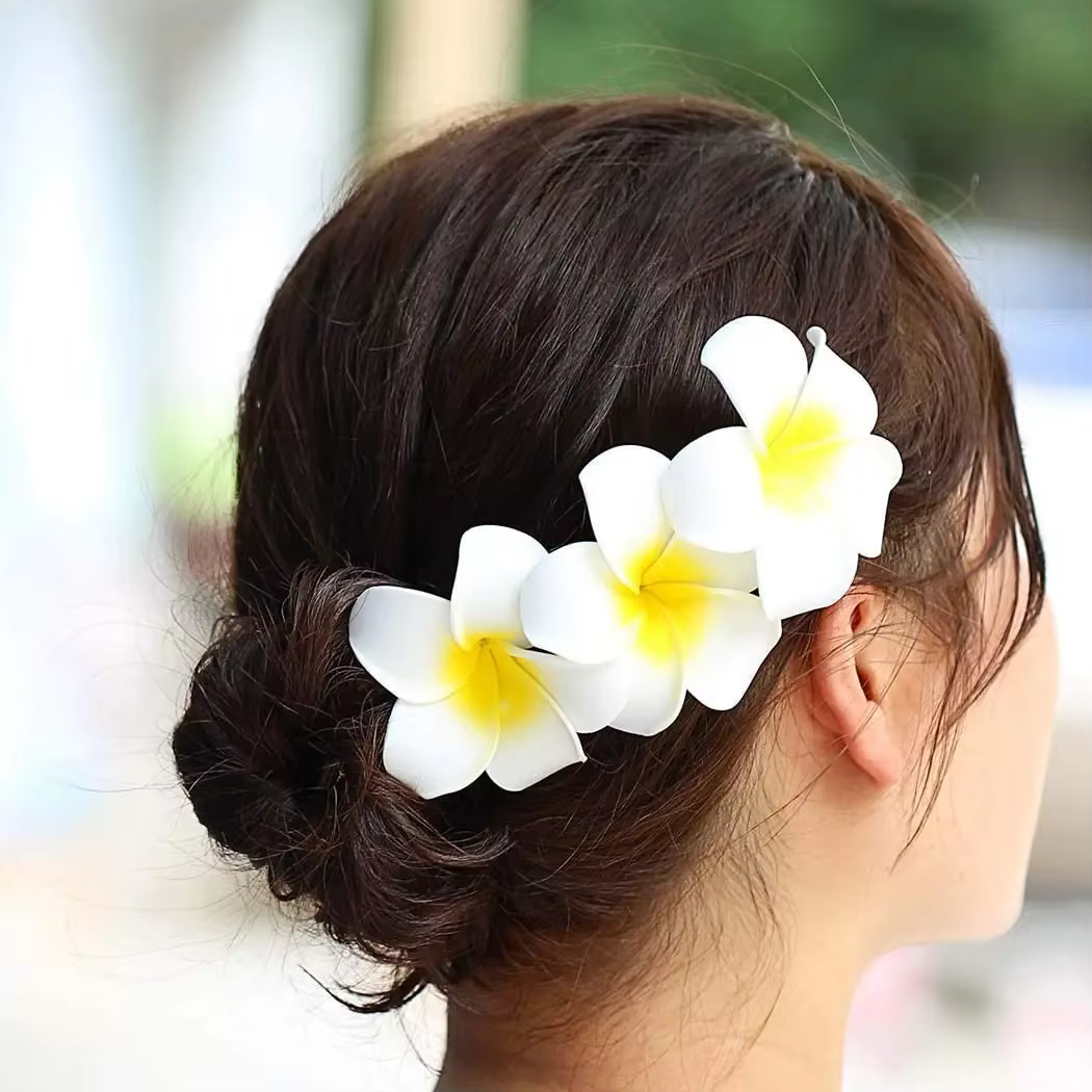50 pièces 2.4 "mousse blanche frangipanier hawaïen Plumeria artificielle fleur chapeau pinces à cheveux pour la maison fête plage vacances décoration