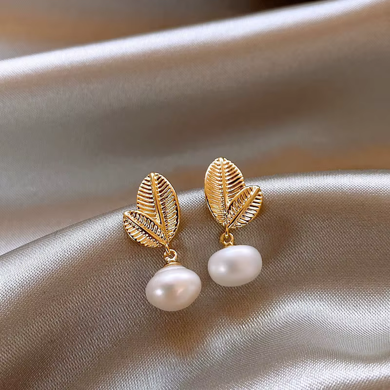 Boucles d'oreilles pompons en or 14 carats pour femmes, bijoux en perles d'eau douce 100% naturelles, conception de cuir chevelu chimpanzé rempli, cadeaux pour dames