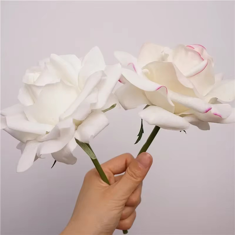 Roses artificielles hydratantes au toucher